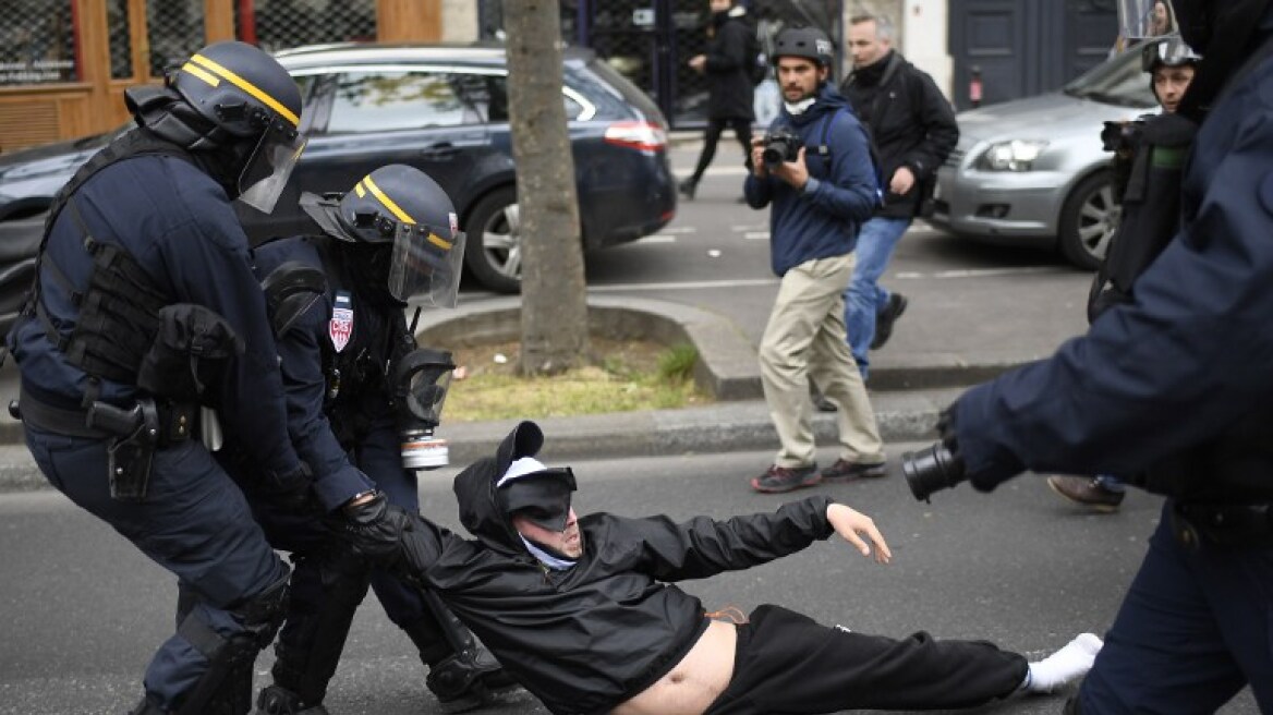 Γαλλία: Δακρυγόνα και άγριες συγκρούσεις στη διαδήλωση-υποδοχή για τον Μακρόν